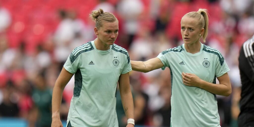 ¡Popp, estrella de Alemania, se lesiona en el calentamiento!