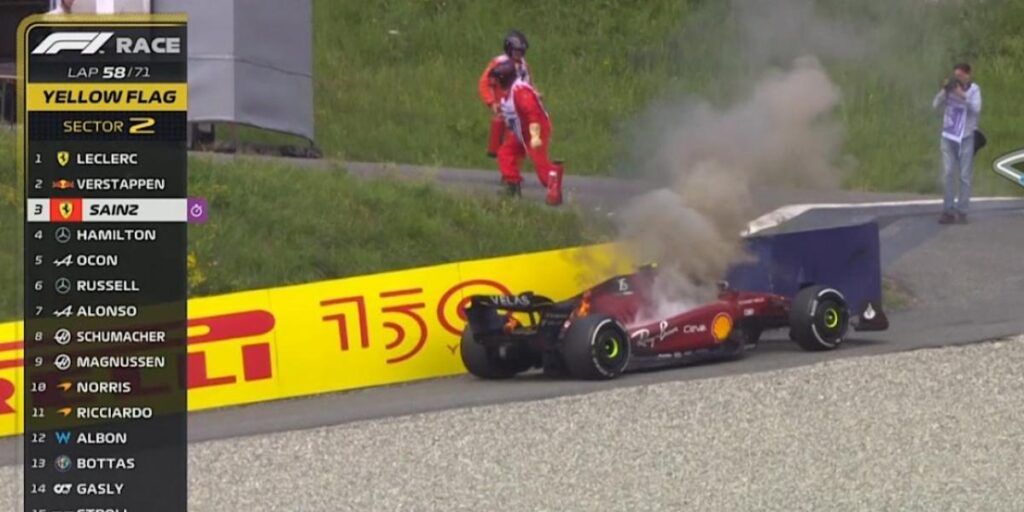 ¡Susto para Sainz al salir de su coche en llamas!