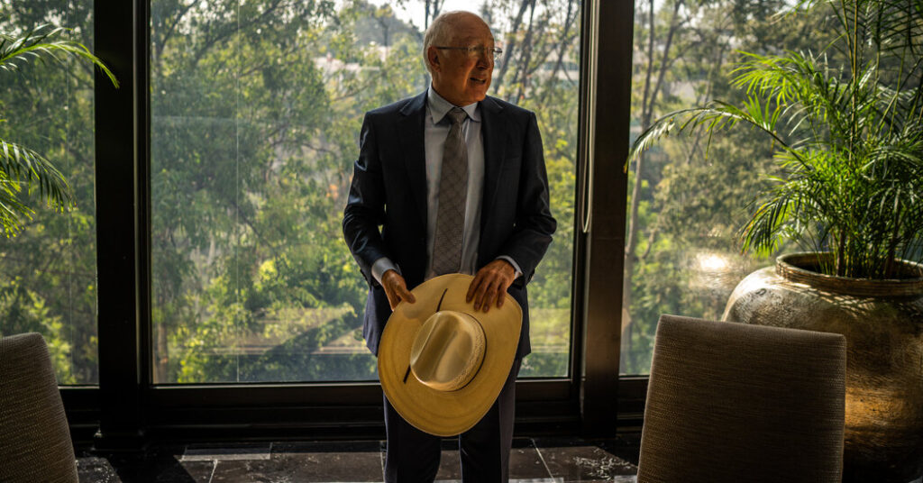 ¿Ha ido demasiado lejos el principal diplomático de Biden en México, preguntan los funcionarios?