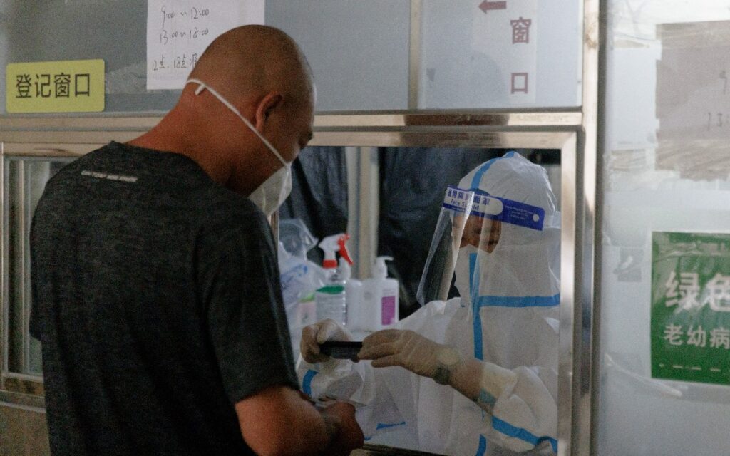 ¿Vigilancia excesiva? Autoridades de Pekín piden a viajeros utilizar pulseras de monitoreo de Covid-19