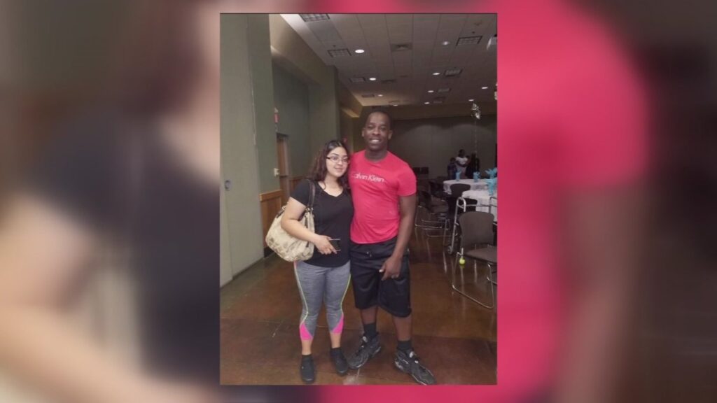 hallan a 2 niñas con sus padres muertos en apartamento