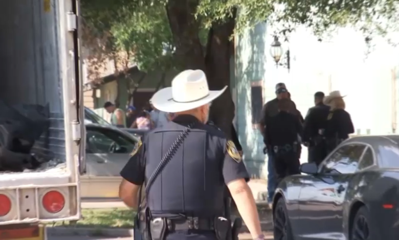 Hallan a 13 migrantes en un tráiler en Texas durante una parada de tráfico