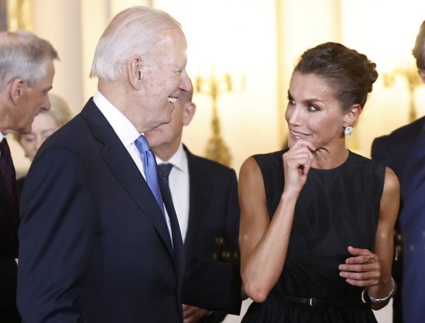 Letizia y Joe Biden riéndose / Gtres