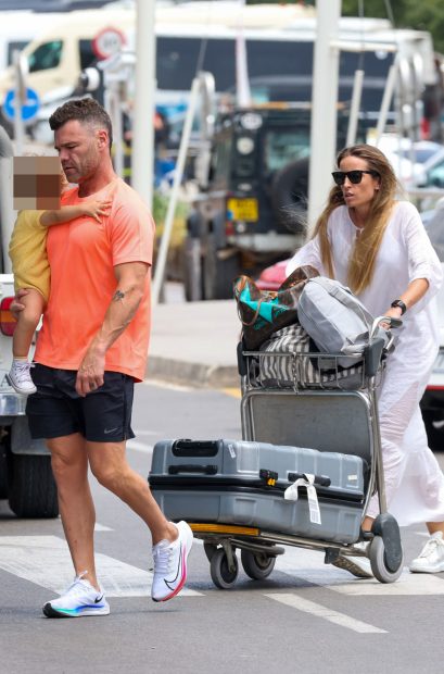 Fonsi Nieto junto a su hijo y Marta Castro en Ibiza / Gtres