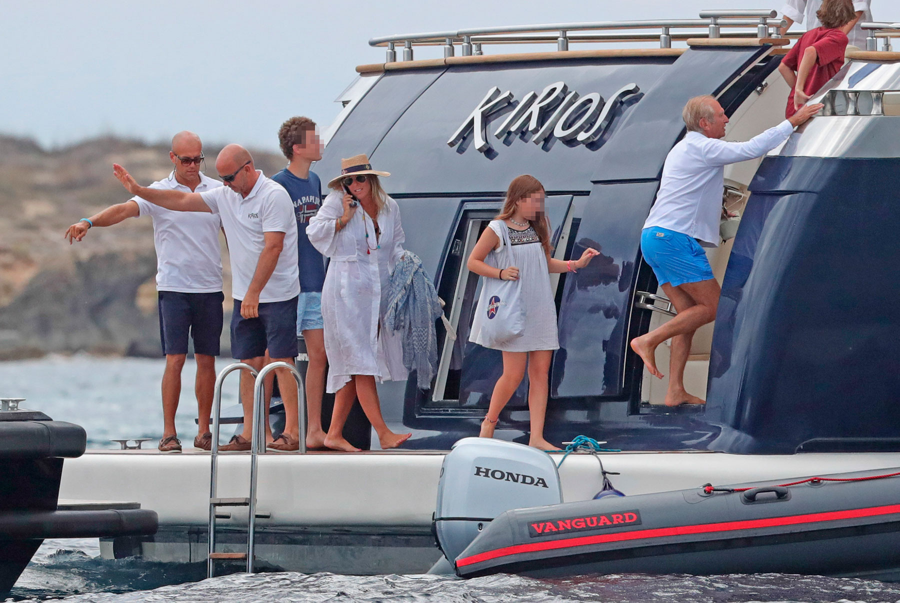 Zita Serrano Suñer y Alberto Palatchi, entrando al barco / Gtres