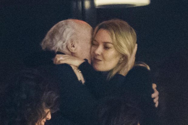 Marta Ortega y Amancio Ortega abrazándose / Gtres