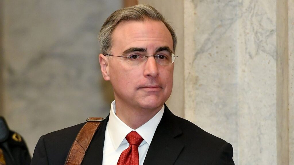 Pat Cipollone, exabogado de Trump en la Casa Blanca, testificará ante el Congreso