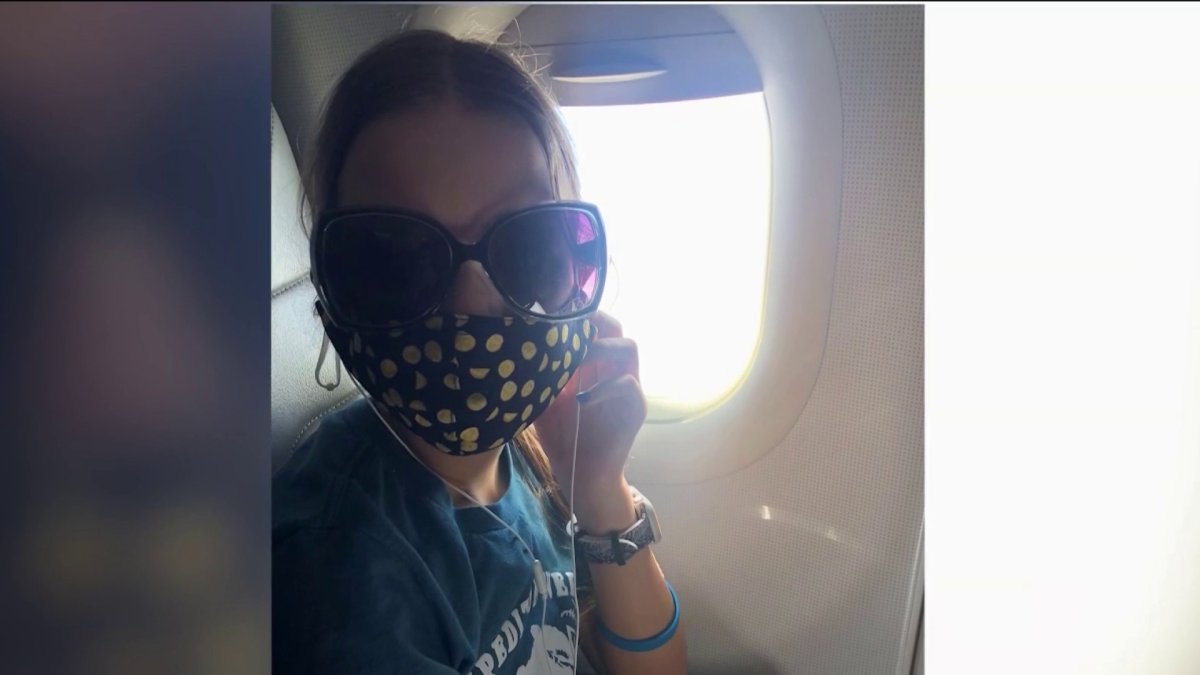 Madre denuncia que aerolínea perdió a su hija que viajaba como menor acompañada