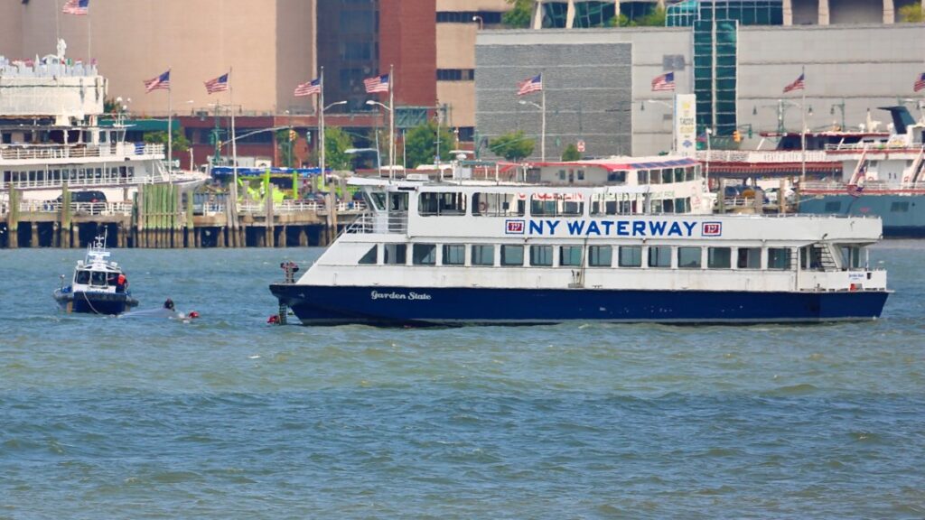 Dos muertos, un niño de 7 años entre ellos, al volcarse un bote en el río Hudson