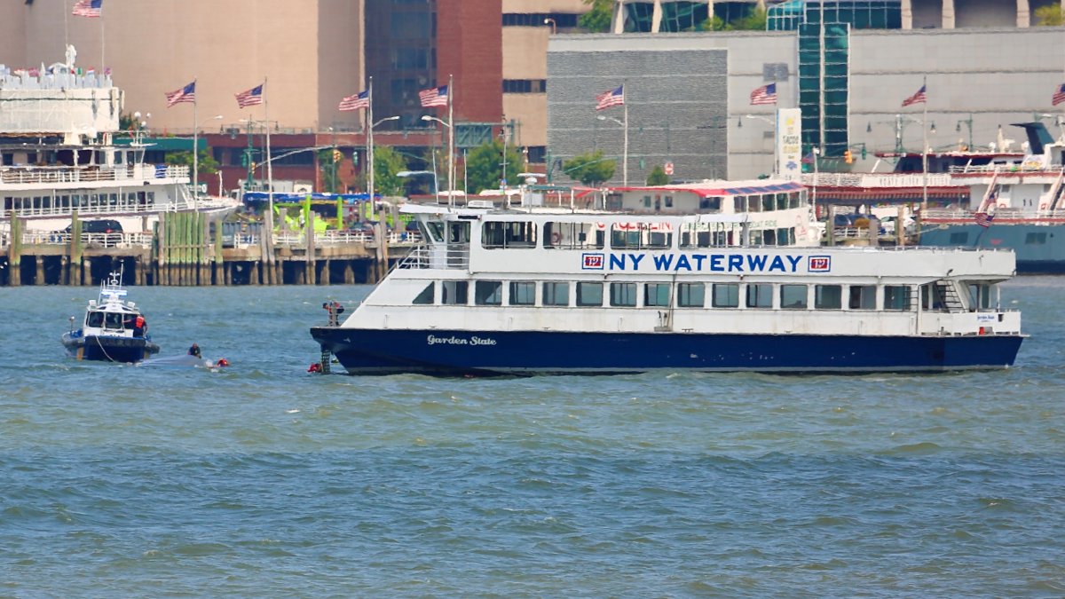 Dos muertos, un niño de 7 años entre ellos, al volcarse un bote en el río Hudson