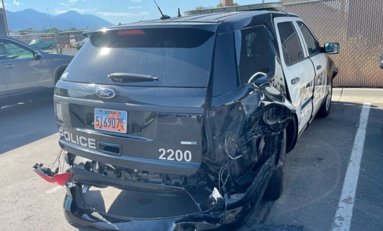 Conductor distraído choca patrulla de policía de Salt Lake City mientras ayudaban a auto averiado