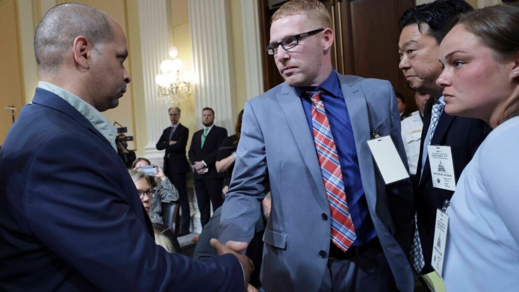 Hombre acusado del asalto al Capitolio dice al comité que desearía no haber creído las mentiras de Trump