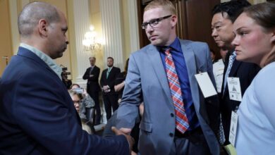 Hombre acusado del asalto al Capitolio dice al comité que desearía no haber creído las mentiras de Trump