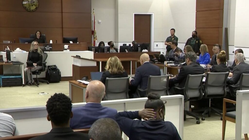 Reaccionan familiares de las víctimas, tras inicio del juicio por masacre de Parkland