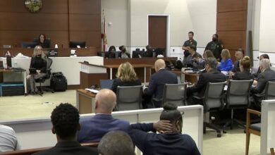 Reaccionan familiares de las víctimas, tras inicio del juicio por masacre de Parkland