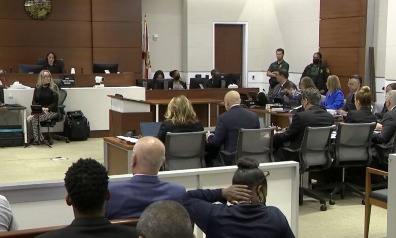 Reaccionan familiares de las víctimas, tras inicio del juicio por masacre de Parkland