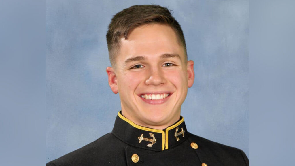 Guardiamarina de EEUU muere al caer del Salto El Agua, en Chile