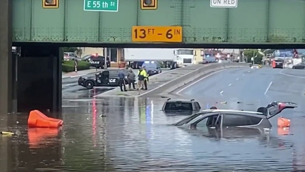 socavón y calles inundadas tras tormentas eléctricas