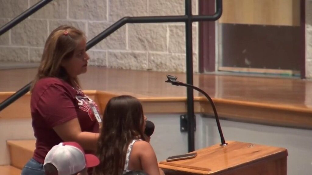 padres y estudiantes exigen protección tras masacre escolar