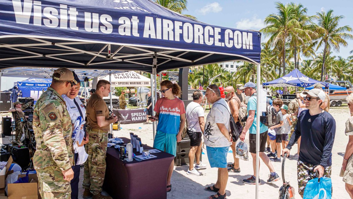 El gran problema de las Fuerzas Armadas de Estados Unidos para reclutar y el impulso de ‘Top Gun’ para cumplir sus objetivos