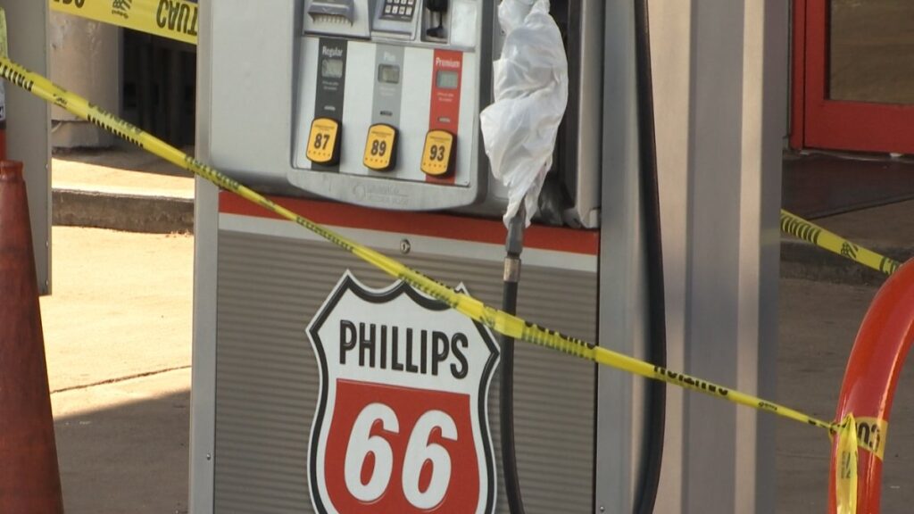 Gasolinera Phillips 66 en Hartford llena tanques de autos con agua
