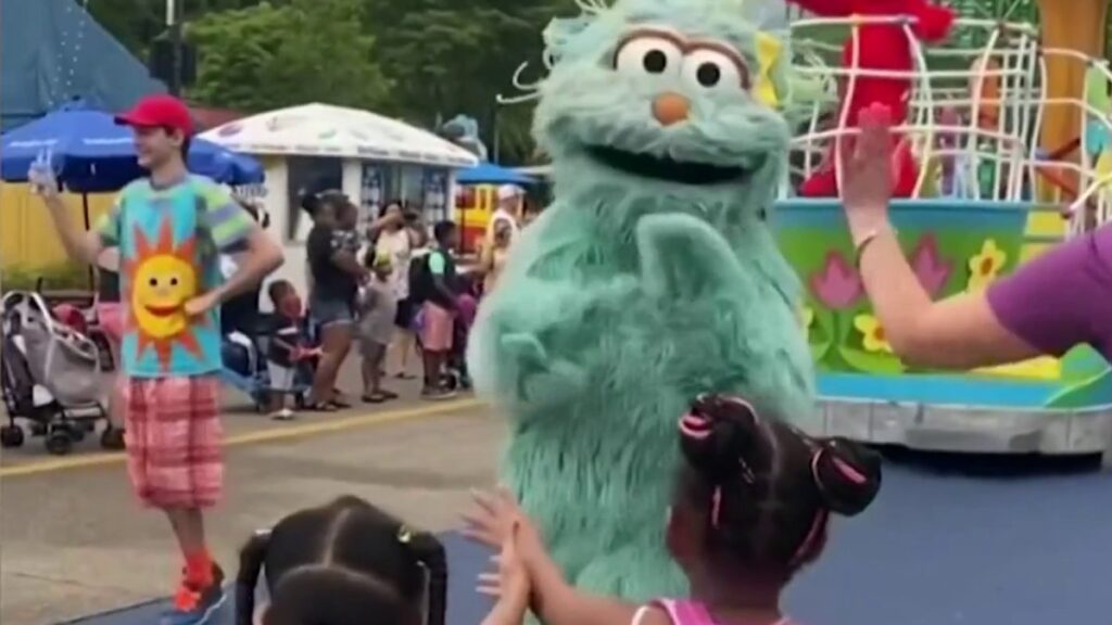 Piden despido de empleado de Sesame Place tras incidente con niñas