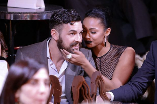 Mario Casas y Berta Vázquez en actitud cariñosa / Gtres