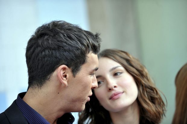 Mario Casas y María Valverde mirándose / Gtres