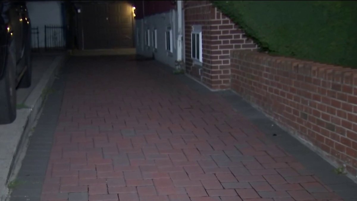 Cadáver es cargado en carretilla y tirado en una casa de Brooklyn