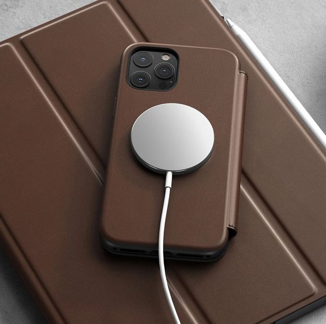 17 increíbles accesorios MagSafe que tu nuevo iPhone merece 2 Nomad magsafe folio funda para iphone en la parte superior del ipad
