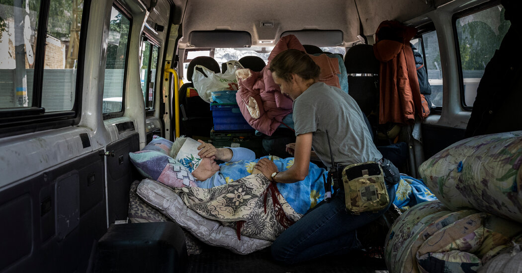 A medida que Rusia avanza hacia otra provincia, los ucranianos dejan atrás los pueblos fantasmas