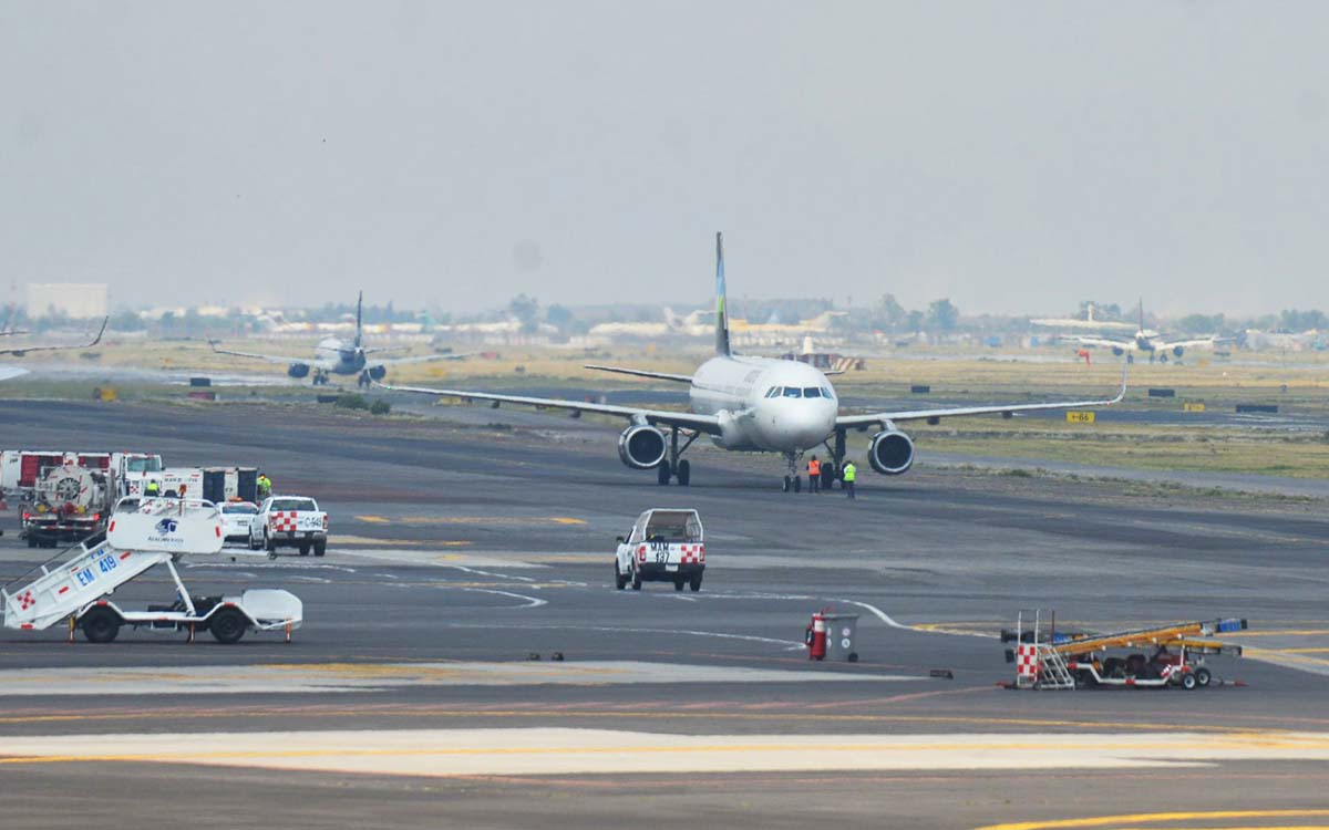 AICM contrató controladores aéreos sin certificación, denuncia sindicato