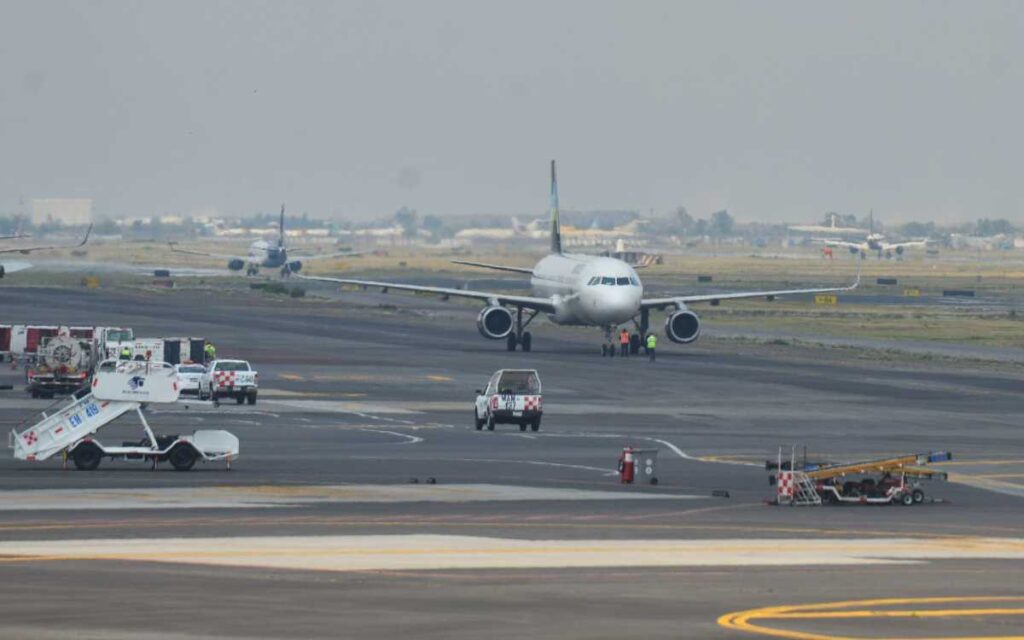 AICM opera con una sola pista debido a un bache