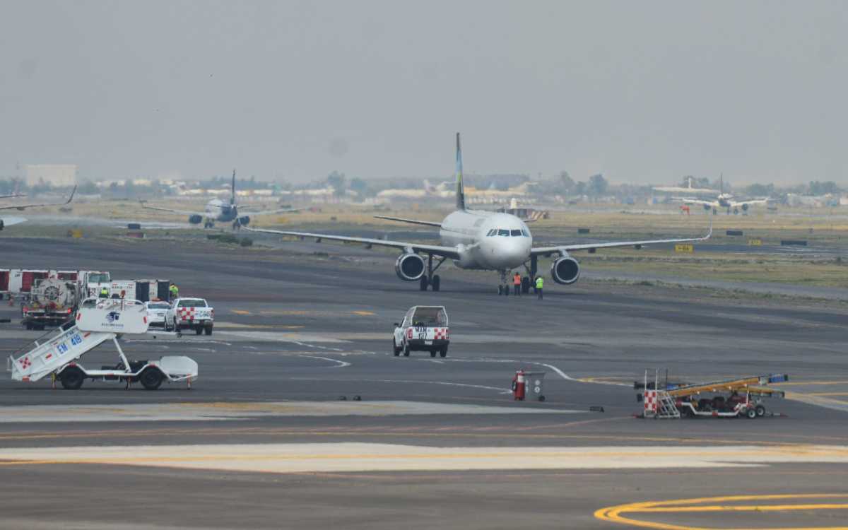 AICM opera con una sola pista debido a un bache