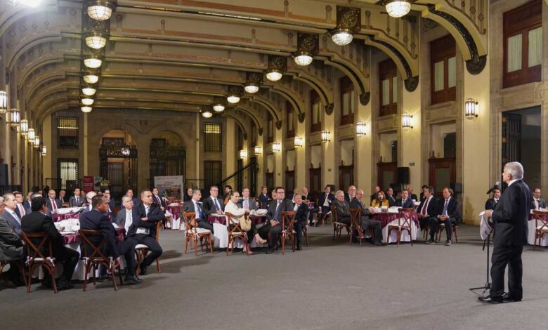 AMLO cena con empresarios en Palacio y los invita a participar en sorteo