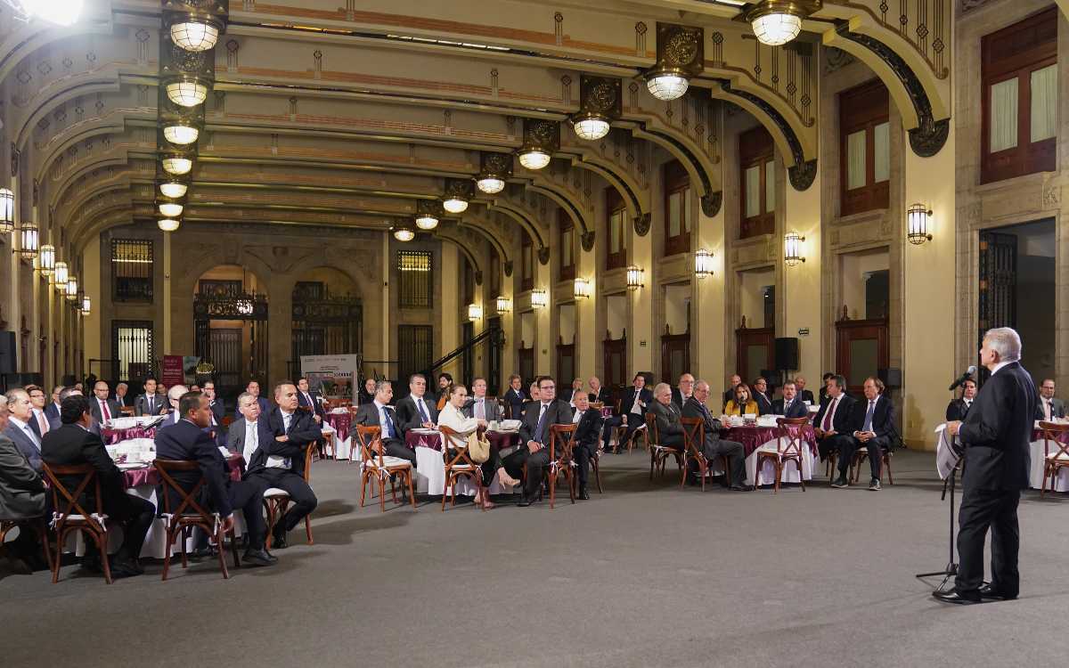 AMLO cena con empresarios en Palacio y  los invita a participar en sorteo