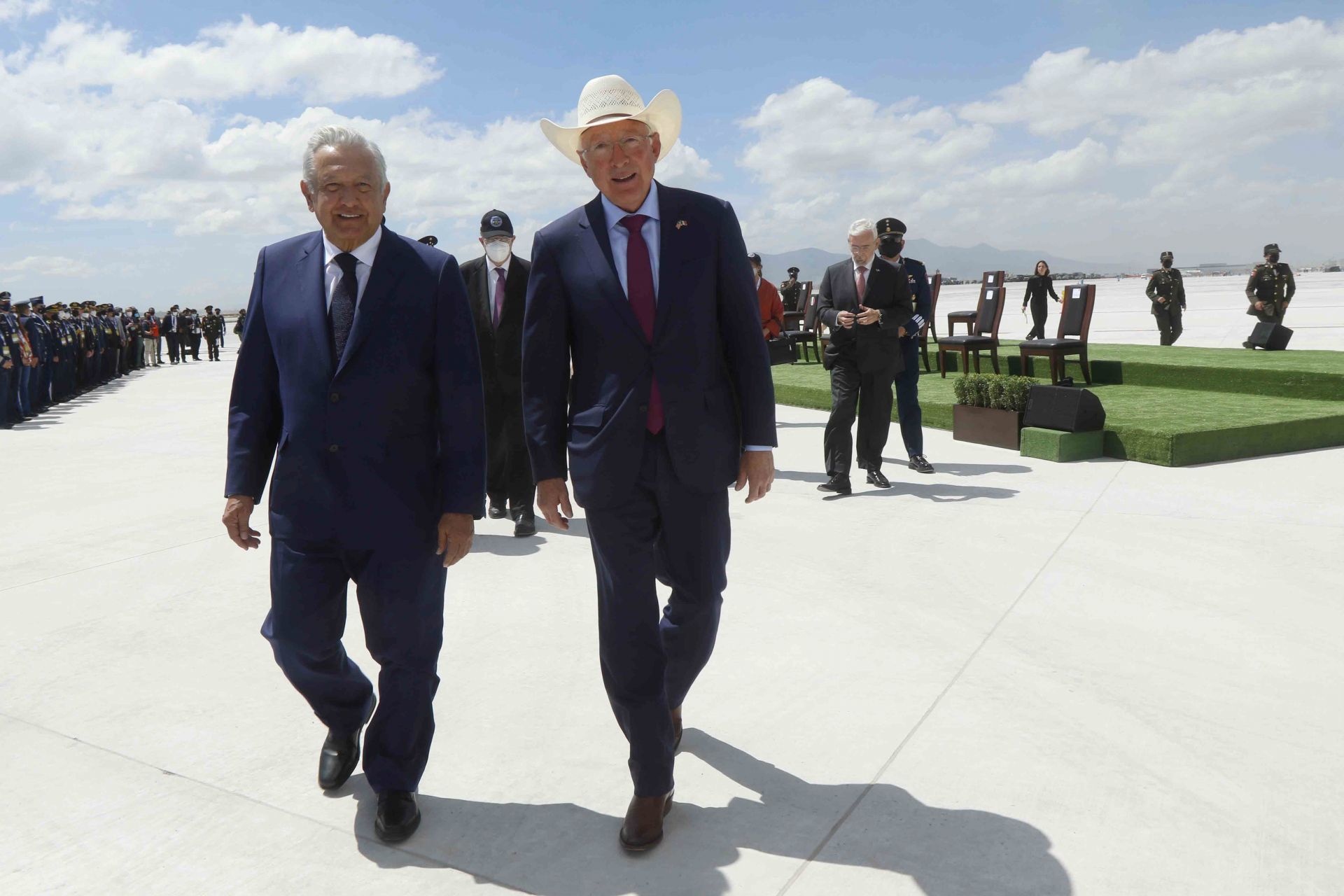 AMLO defiende a Ken Salazar por artículo del NYT: "Conservadores reaccionarios quisieran tener un 'halcón' de embajador"