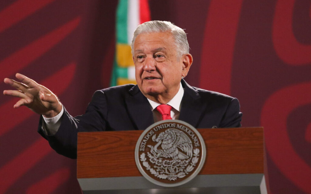 AMLO denuncia nueva campaña en su contra por bache en AICM; asegura que la T2 registra hundimientos
