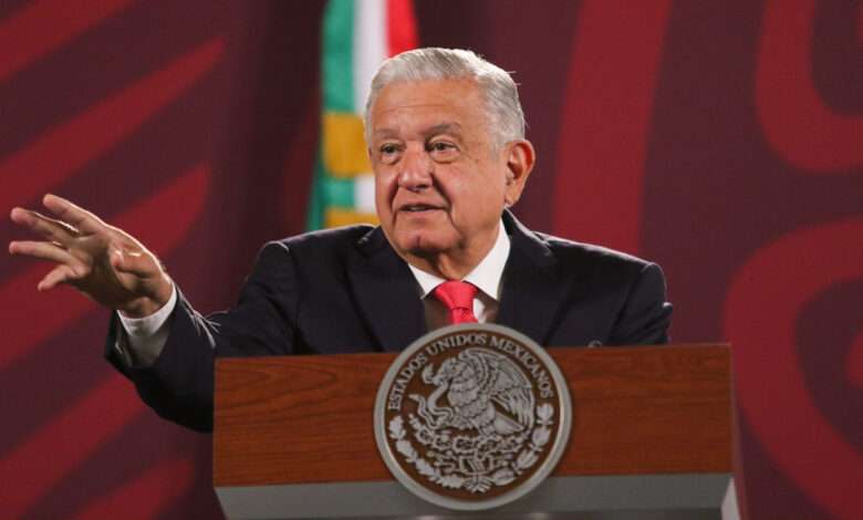 AMLO denuncia nueva campaña en su contra por bache en AICM; asegura que la T2 registra hundimientos