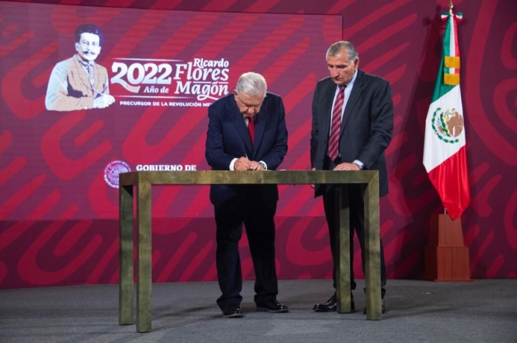 AMLO firma decreto para garantizar abasto de agua en Nuevo León hasta por 10 años más