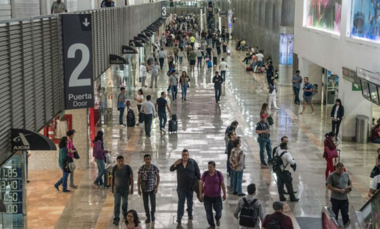 AMLO reconoce saturación en AICM y señala resistencia de aerolíneas al AIFA; revisará 'bloqueo' a Uber en terminal