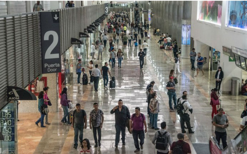 AMLO reconoce saturación en AICM y señala resistencia de aerolíneas al AIFA; revisará ‘bloqueo’ a Uber en terminal