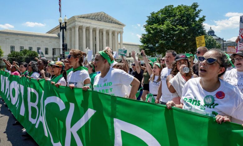 Aborto, armas o cambio climático: las sentencias del Tribunal Supremo de EE UU que marcan su giro a la derecha
