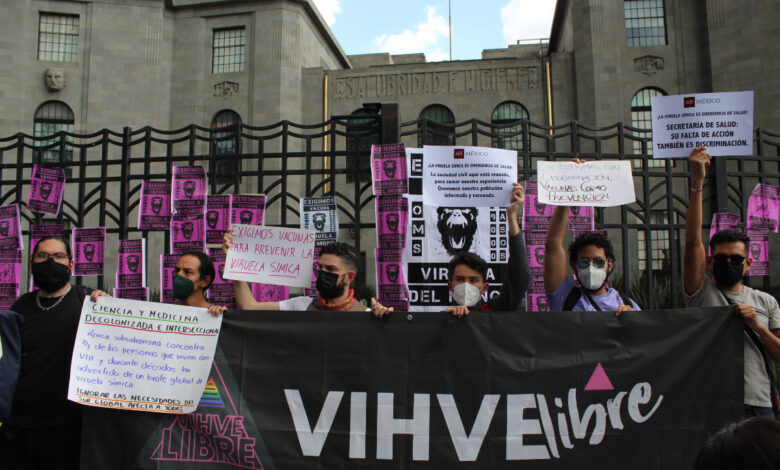 Activistas y comunidad LGBT+ protestan para exigir vacuna contra viruela del mono