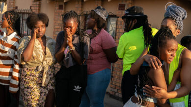 Adolescentes sudafricanos recuerdan gas de asfixia, una estampida y una salida