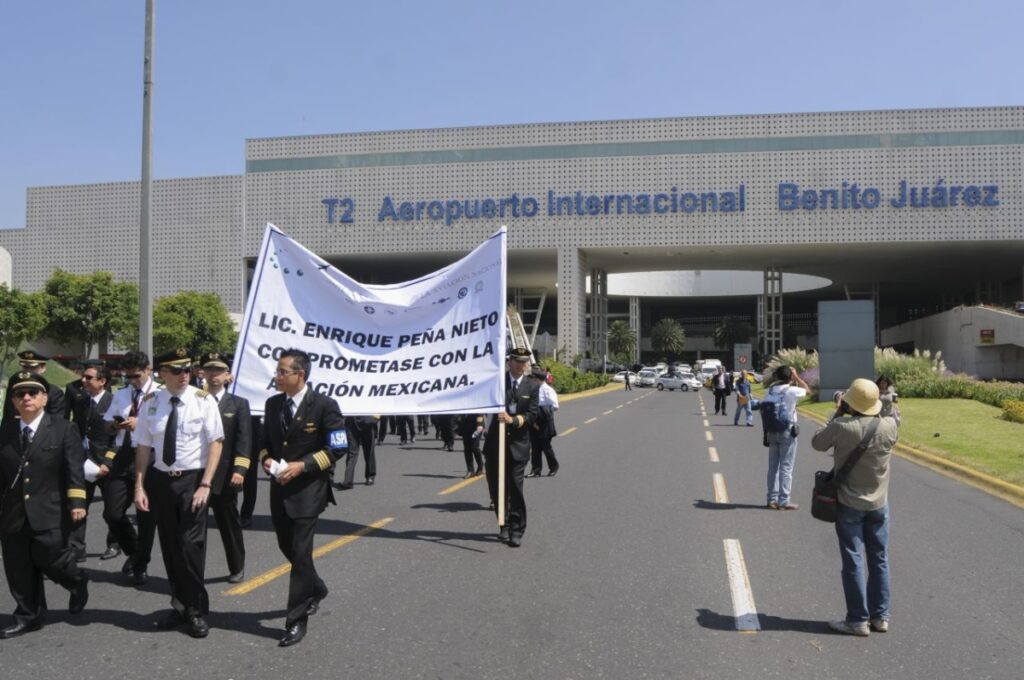 Advierte AMLO que Terminal 2 de AICM tiene fallas estructurales graves y sugiere reconstruirla