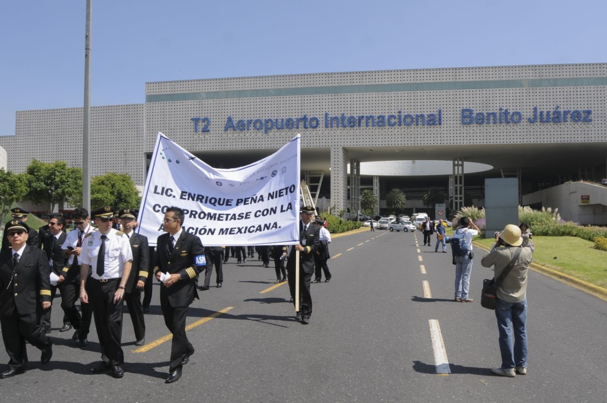 Advierte AMLO que Terminal 2 de AICM tiene fallas estructurales graves y sugiere reconstruirla