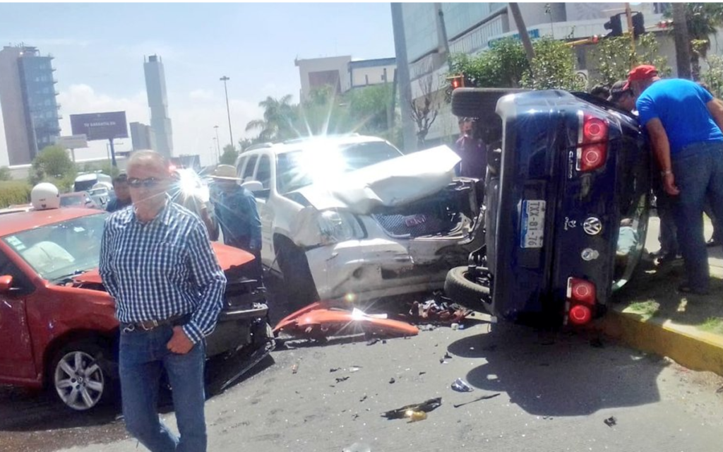 Al menos 6 lesionados por accidente en la vía Atlixcáyotl en Puebla