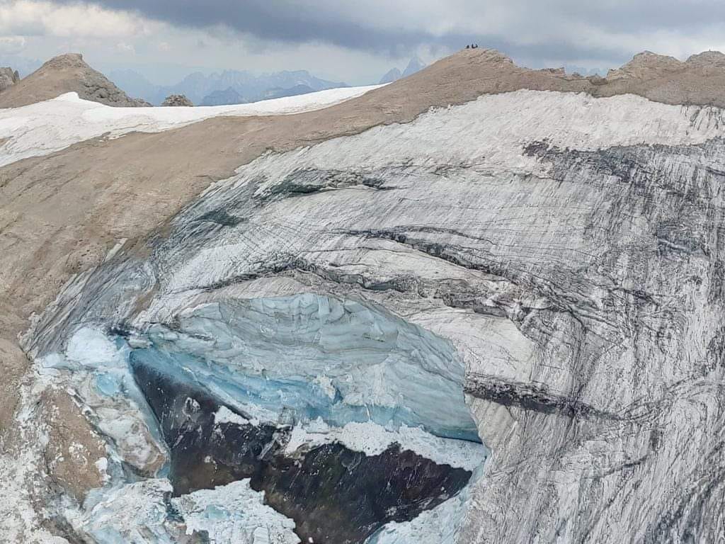 Al menos seis muertos y 17 desaparecidos en desprendimiento de glaciar italiano