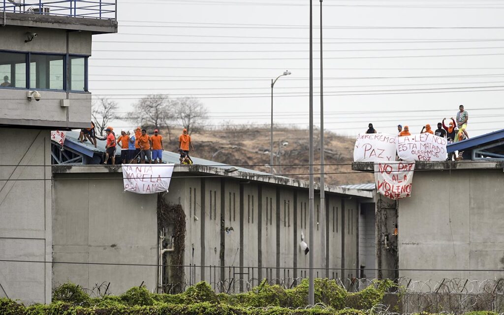 Al menos trece muertos y dos heridos durante un motín en una cárcel de Ecuador